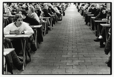 108328 Afbeelding van een examen in de Margriethal van de Jaarbeurs aan de Croeselaan te Utrecht.